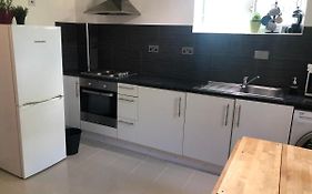 Cosy 2 Bedroom Apartment -Heathrow Airport